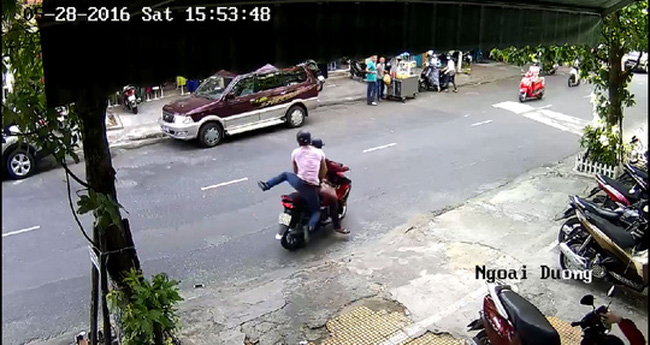 Bắt 2 tên trộm giật túi xách ở Đà Nẵng nhờ camera quan sát 