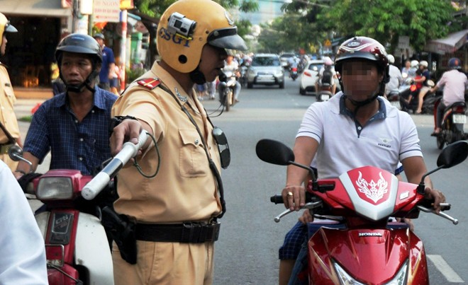 Gắn "mắt thần" lên mũ bảo hiểm CSGT ở Sài Gòn
