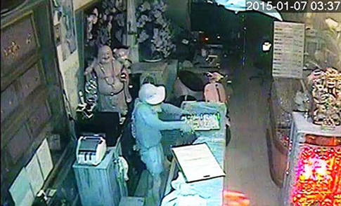 Băng trộm tiệm vàng 'đại náo' miền Tây: 'Hạ gục' camera an ninh bằng bịch ni lông