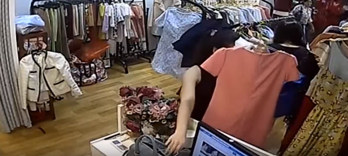 Người phụ nữ trộm iPhone trước camera an ninh