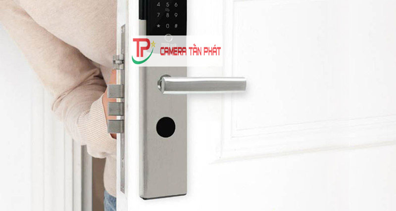 Review khóa cửa điện tử cho căn hộ PHGLOCK KR8131