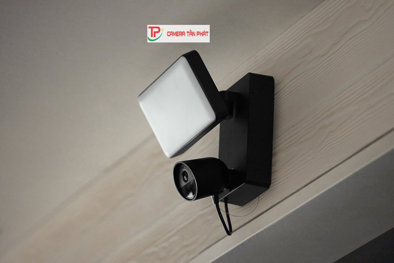 Philips Hue Secure Floodlight Camera sap ra mat